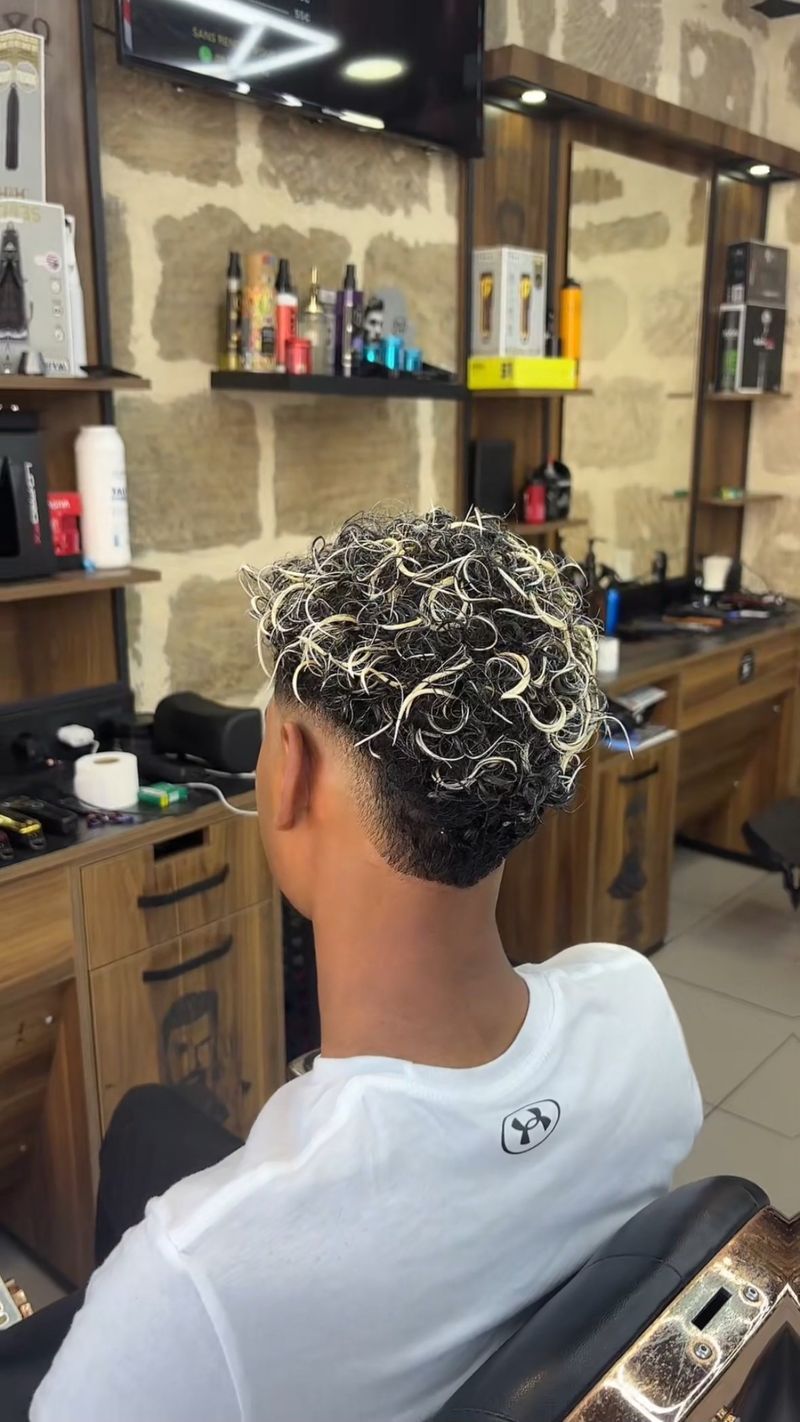 Coupe courte meches blondes